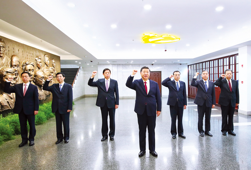 　2017年10月31日，中共中央總書記、國(guó)家主席、中央軍委主席習(xí)近平帶領(lǐng)中共中央政治局常委李克強(qiáng)、栗戰(zhàn)書、汪洋、王滬寧、趙樂際、韓正，瞻仰上海中共一大會(huì)址和浙江嘉興南湖紅船。這是31日上午，在上海中共一大會(huì)址紀(jì)念館，習(xí)近平帶領(lǐng)其他中共中央政治局常委同志一起重溫入黨誓詞。 新華社記者 蘭紅光/攝