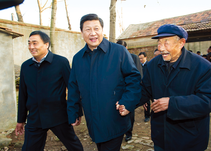 　2013年11月24日至28日，中共中央總書記、國(guó)家主席、中央軍委主席習(xí)近平在山東考察。 這是25日下午，習(xí)近平在地處沂蒙老區(qū)的臨沭縣曹莊鎮(zhèn)朱村親切地拉著83歲的“老支前”王克昌的手去他家看望。 新華社記者 謝環(huán)馳/攝