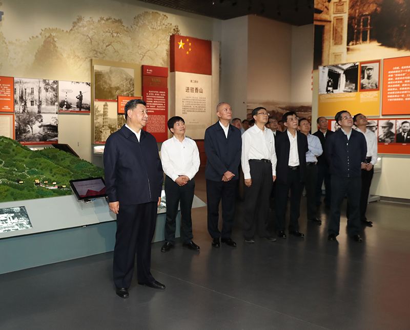 9月12日，中共中央總書記、國家主席、中央軍委主席習近平視察中共中央北京香山革命紀念地。這是習近平在香山革命紀念館參觀《為新中國奠基》主題展覽。