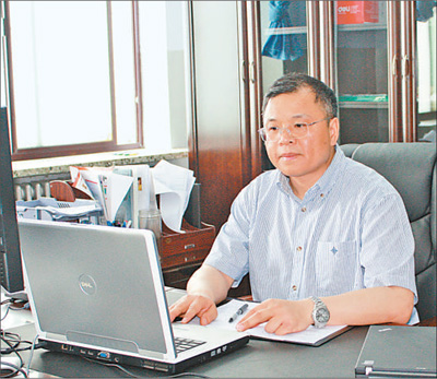 2010年6月1日，黃大年在辦公室內(nèi)工作（資料照片）。